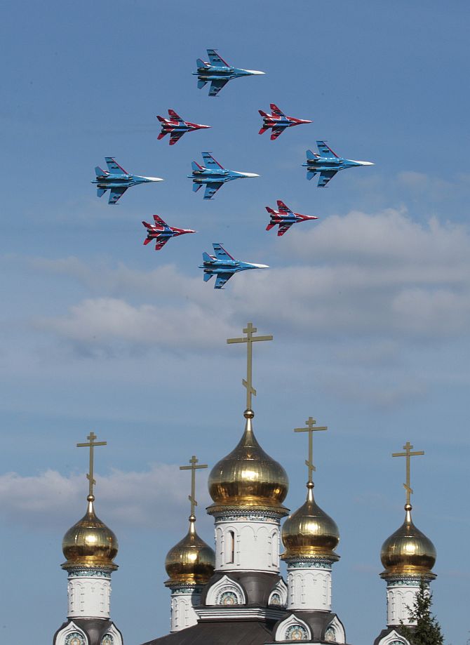 MiG-29 jet fighters of the Strizhi (Swifts) and Sukhoi Su-27 jet fighters of the Russkiye Vityazi (Russian Knights)